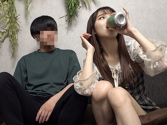 【ハメ潮噴射】エロカワ女子と宅飲みで大乱交！ 飲めば飲むほどエッチな気分になっちゃう♥ 豪快に潮吹きしちゃう剛毛女子とイキまくりセックス！